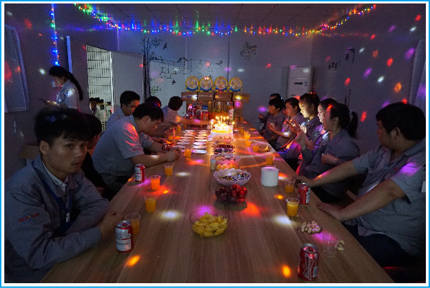 每月为当月生日员工举行生日晚会